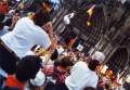 2005.08.18.-papst und leute Alle jubeln dem Papst zu.